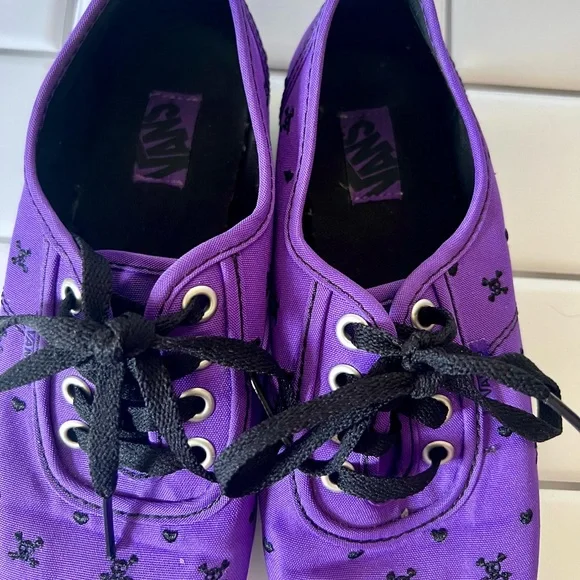 RARE Vans Embroidered Skulls and Hearts Size 6 - Picture 3 of 8